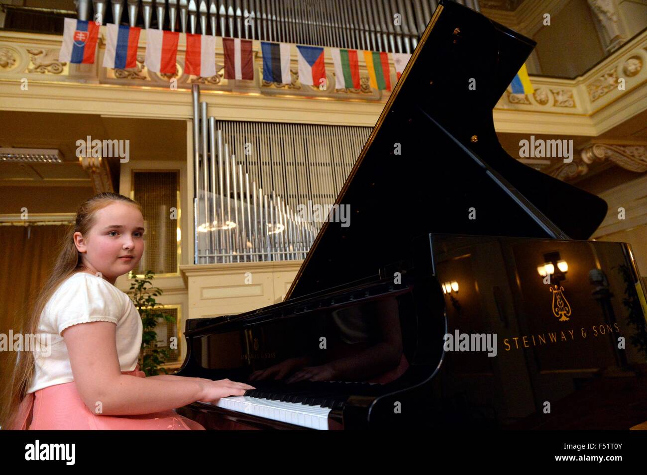 Brno, Repubblica Ceca. 24 ott 2015. Anastasiia Kliuchereva da Mosca ha vinto la International mozartiano concorso per giovani pianisti fino a 11 anni di età Amadeus 2015 a Brno, in Repubblica Ceca, sabato, 24 ottobre 2015. © Vaclav Salek/CTK foto/Alamy Live News Foto Stock