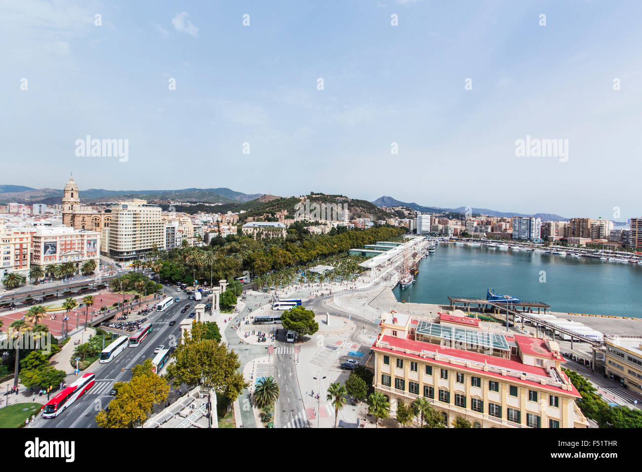 Malaga, Costa del Sol, provincia di Malaga, Andalusia, Spagna meridionale. Alta vista sul porto, Muelle Onu. Foto Stock