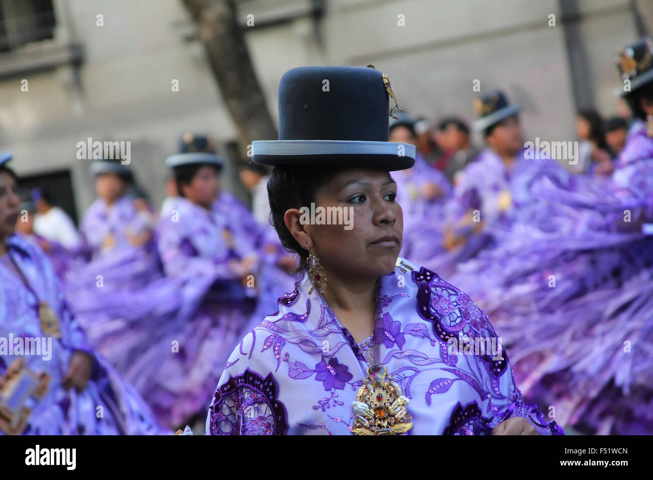 Emigranti boliviani in Argentina celebrano la Virgen de Copacabana il santo patrono della Bolivia in abiti tradizionali e danze Foto Stock
