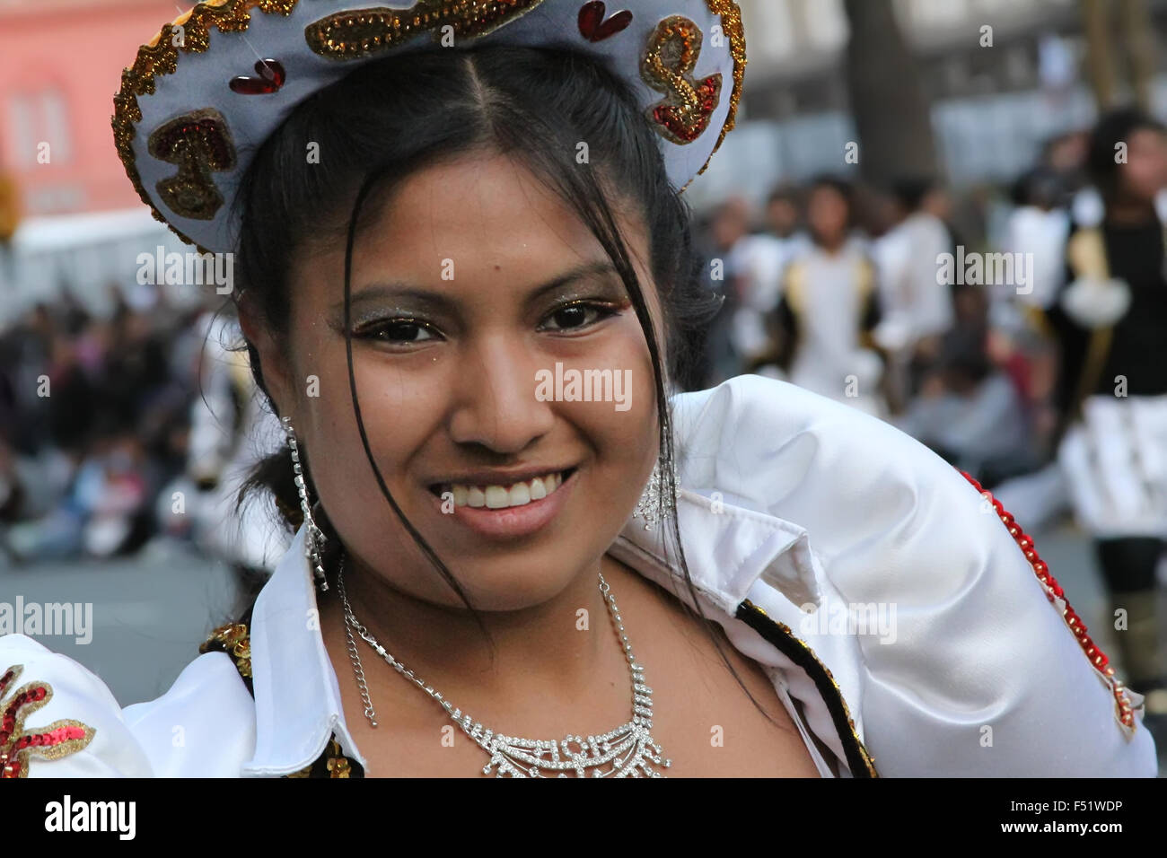 Emigranti boliviani in Argentina celebrano la Virgen de Copacabana il santo patrono della Bolivia in abiti tradizionali e danze Foto Stock