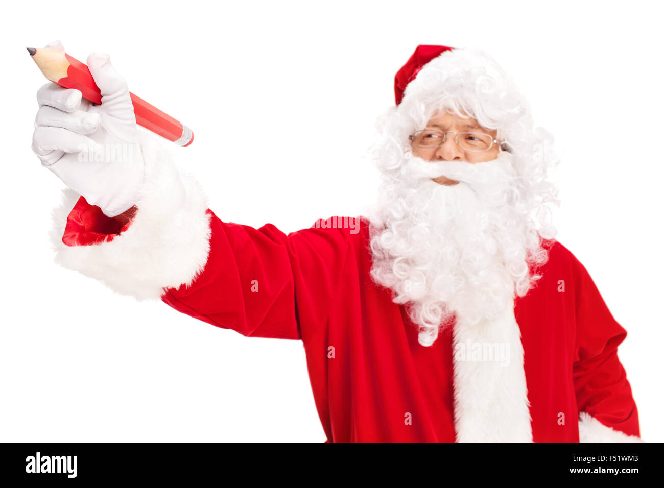 Studio shot di Santa Claus tenendo un enorme matita rossa isolato su sfondo bianco Foto Stock