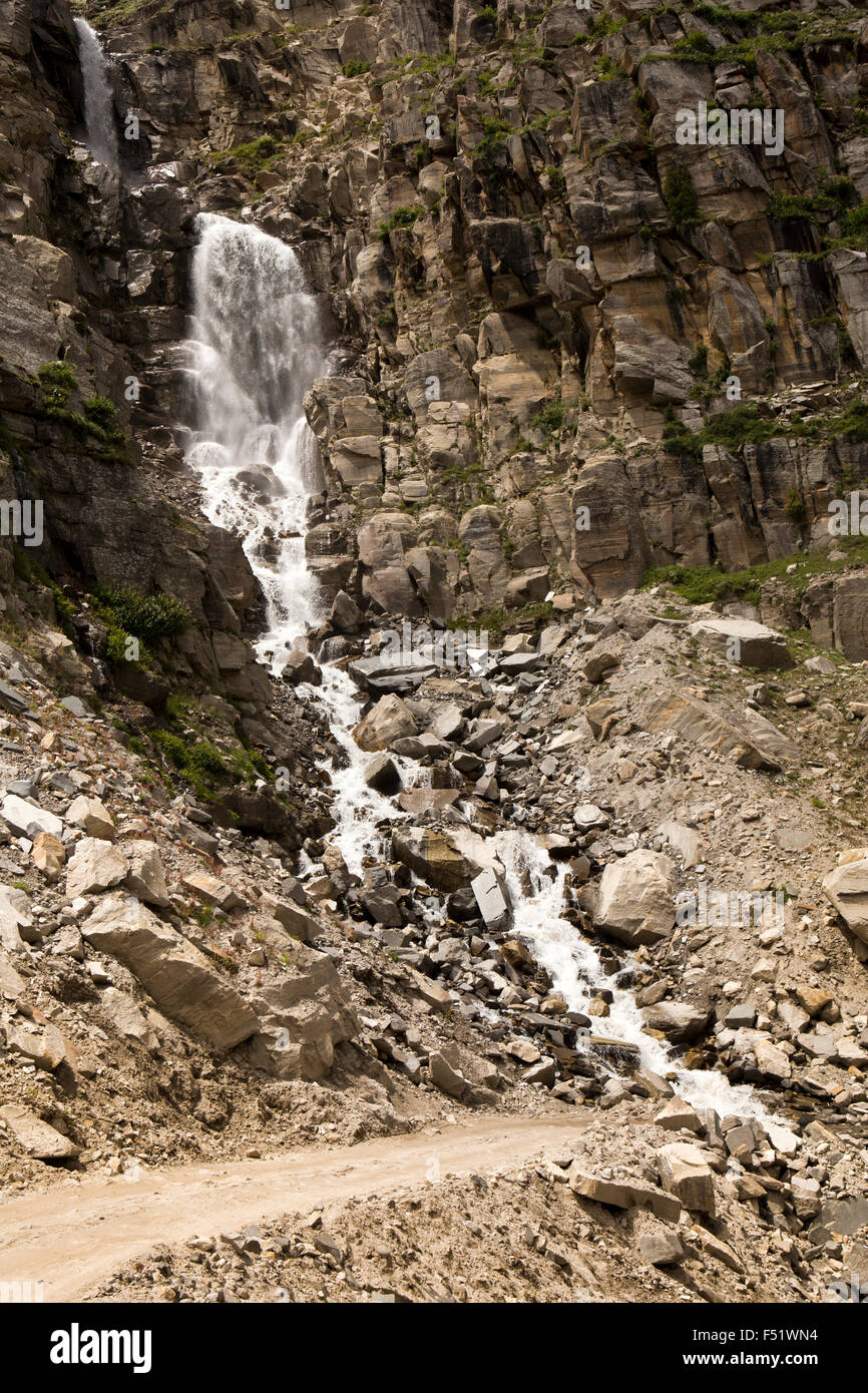 India, Himachal Pradesh, Lahaul Valley, Chhatru acqua di disgelo, flusso che scorre sulla strada per Kunzum La Pass Foto Stock