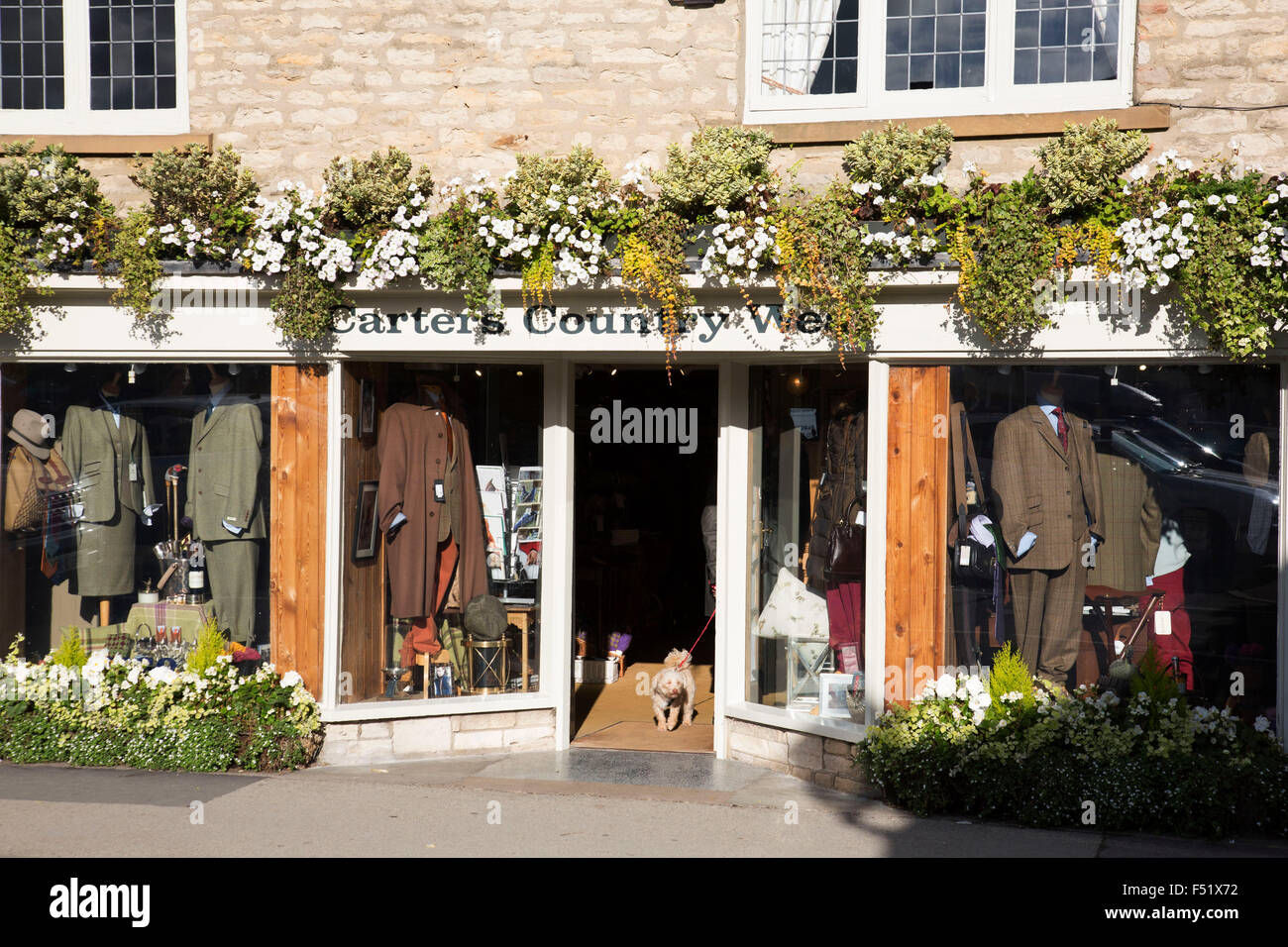 Helmsley, North Yorkshire, Inghilterra, Regno Unito. Helmsley è una città di mercato e parrocchia civile nell'Ryedale quartiere di North Yorkshire, Inghilterra. Storicamente parte del North Riding dello Yorkshire, la città si trova in corrispondenza del punto dove la segale Dale lascia la brughiera e unisce il piatto Vale di Pickering. Foto Stock