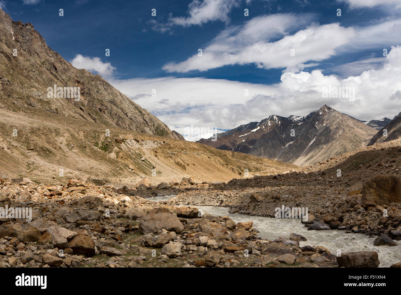 India, Himachal Pradesh, Lahaul Valley, Batal, strada per Kunzum la ciottolosa base Chandra River Valley paesaggio Foto Stock