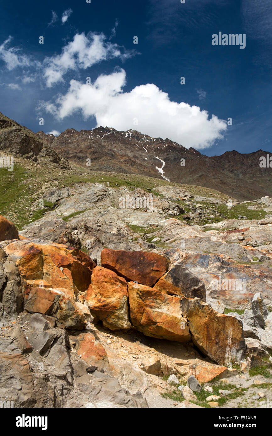 India, Himachal Pradesh, Lahaul Valley, Batal, Chandra River Valley, rosso ossidazione sui ricchi di ferro rock Foto Stock