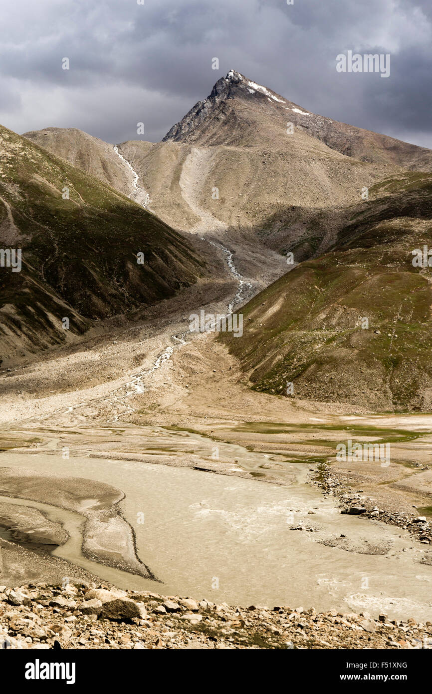 India, Himachal Pradesh, Lahaul Valley, Chhota Dara, acqua di disgelo glaciale flusso che scorre in Chandra River Valley Foto Stock