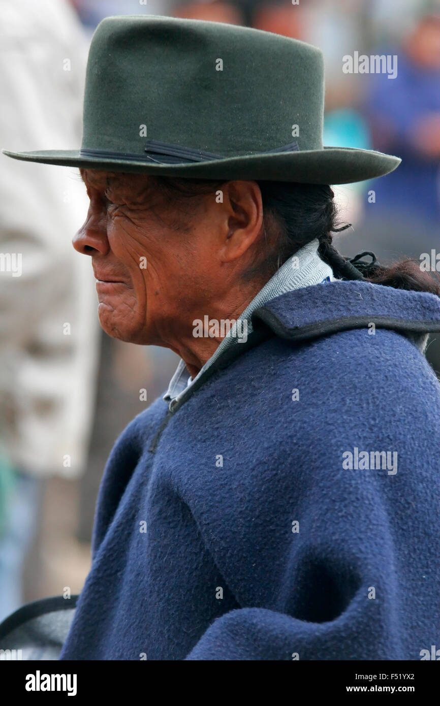 Uomo indigeni indossando il tradizionale hat al mercato di Otavalo, Ecuador, Sud America Foto Stock