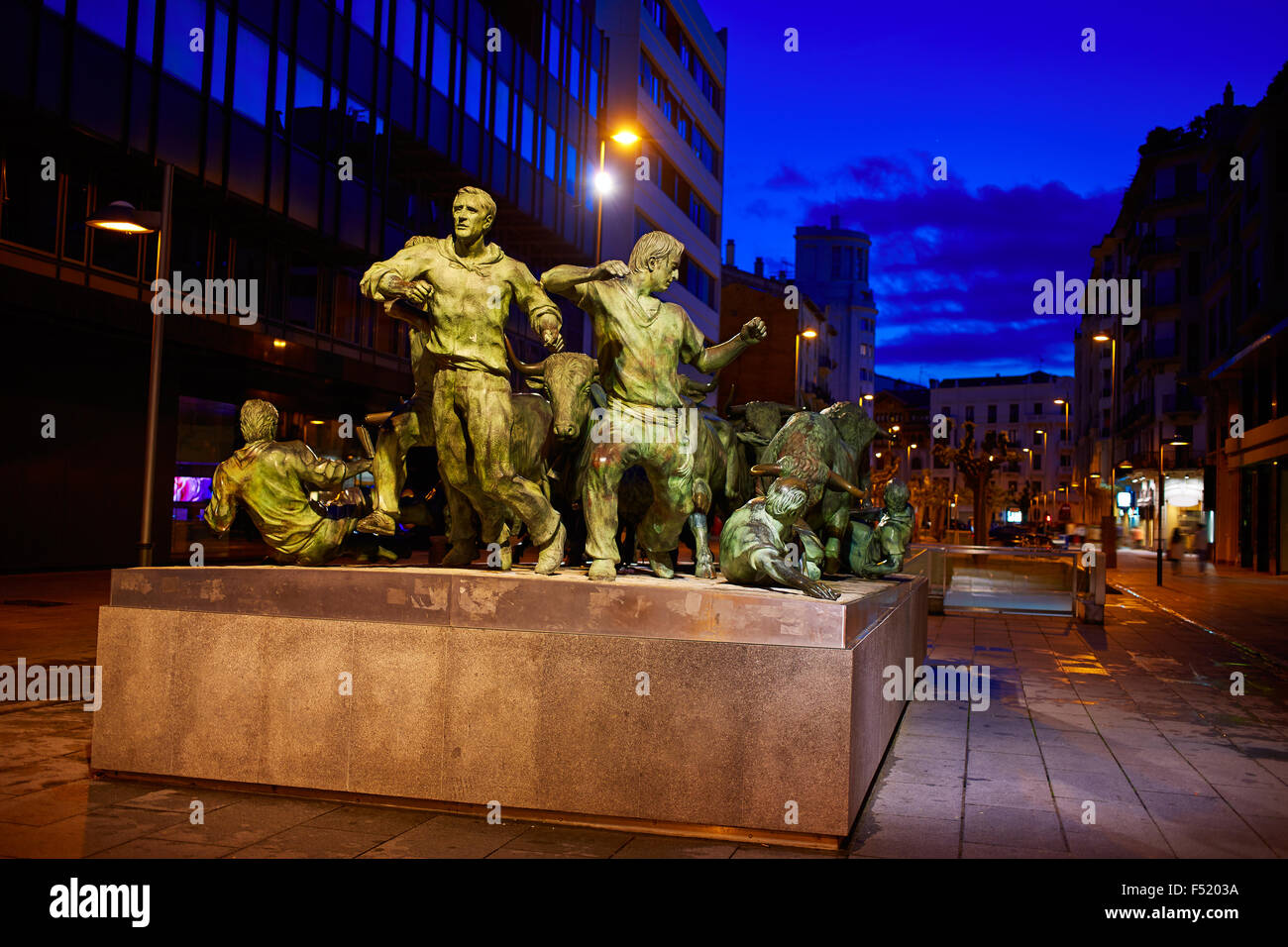 Pamplona monumento a San Fermin statua con i tori in Spagna Foto Stock