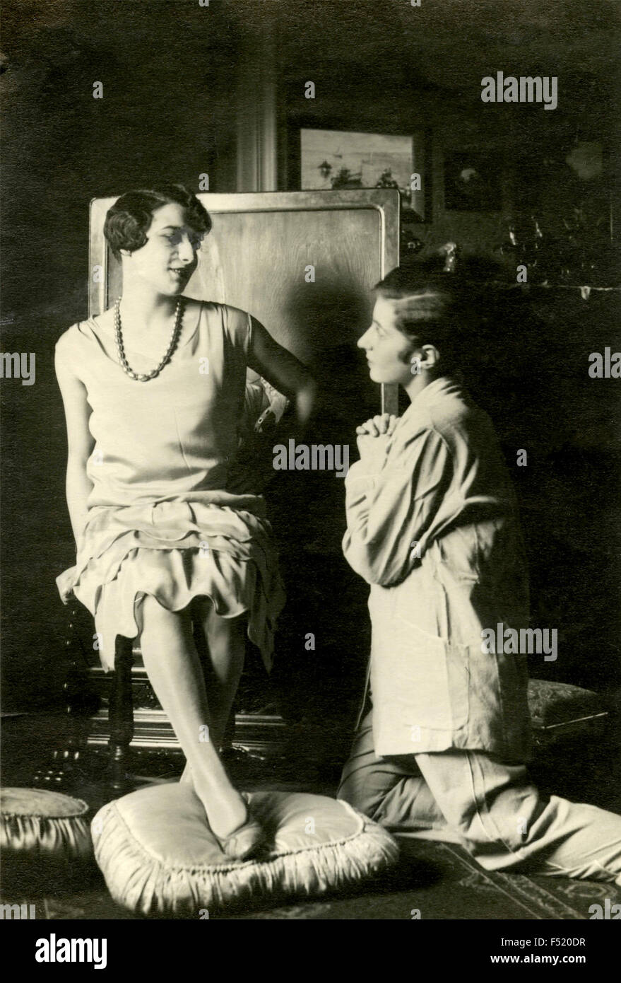 Un Uomo In Ginocchio Davanti Una Donna Italia Foto Stock Alamy