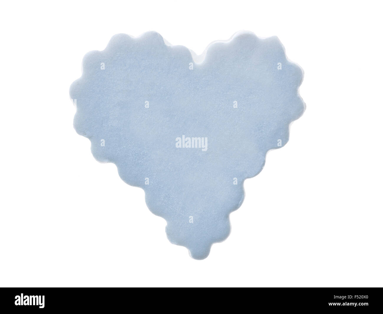 Blaues Herz aus Stein auf weiß Foto Stock