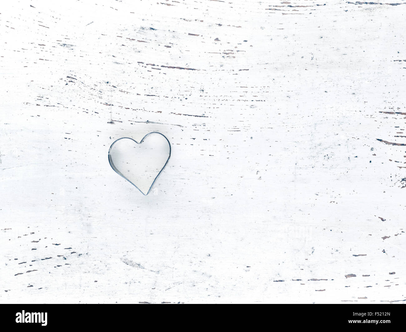 Schwarzes Herz aus Holz auf weiß Foto Stock