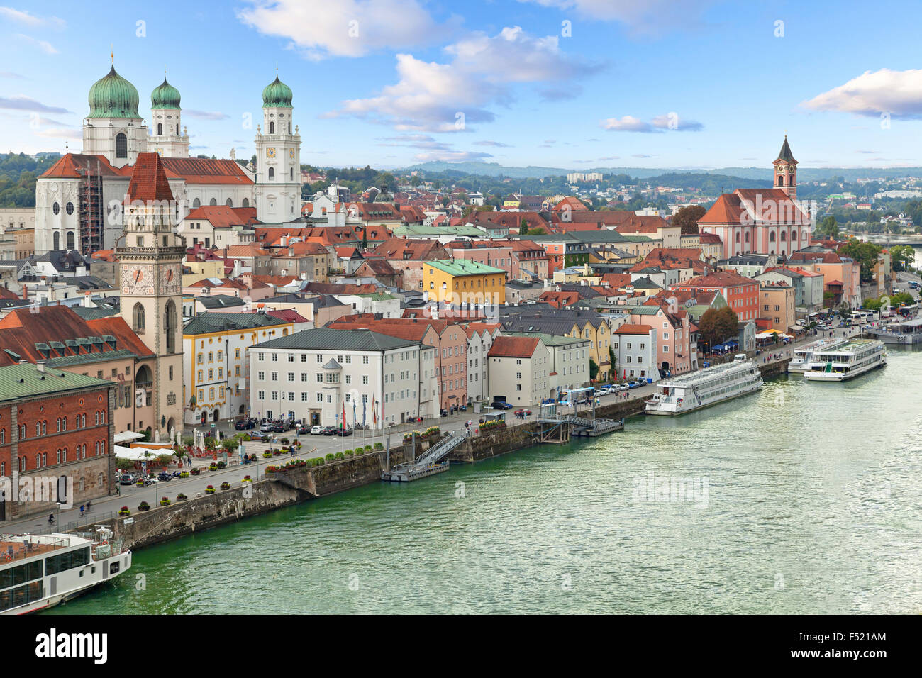 Vista aerea di Passau con il fiume Danubio, embankment e cattedrale, Baviera, Germania Foto Stock