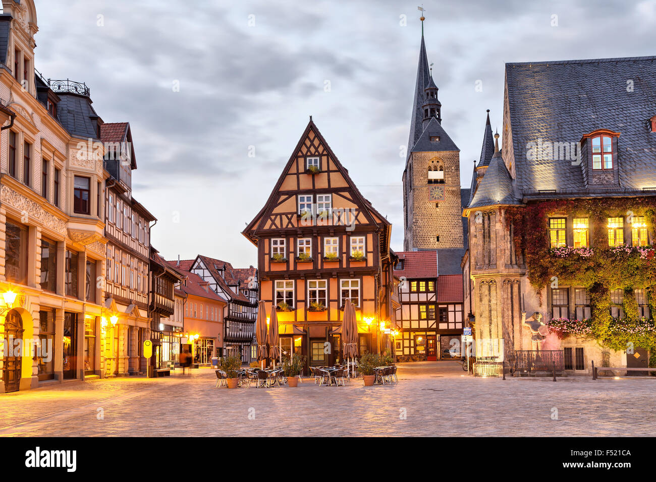 Casa in legno e muratura sulla Piazza del Mercato di Quedlinburg in serata, Sassonia-Anhalt, Germania Foto Stock