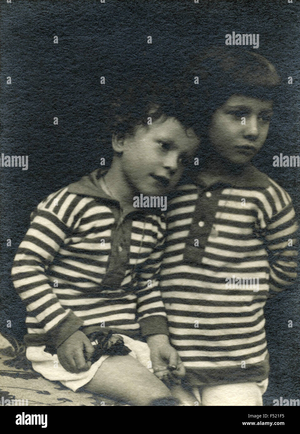 Ritratto di due bambini con la stessa camicia a righe , Italia Foto Stock