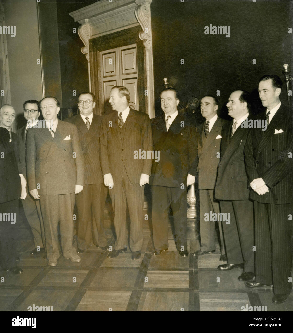 I ministri del governo italiano De Gasperi VI. Da sinistra : Antonio Segni (agricoltura), Ugo La Malfa ( senza portafoglio) , Ezio Vanoni ( finanze) , Ivan Matteo Lombardo ( Commercio Estero) , signor Foster (USA ), Giuseppe Pella (Tesoro) , Ambasciatore Dunn (USA ), Foto Stock