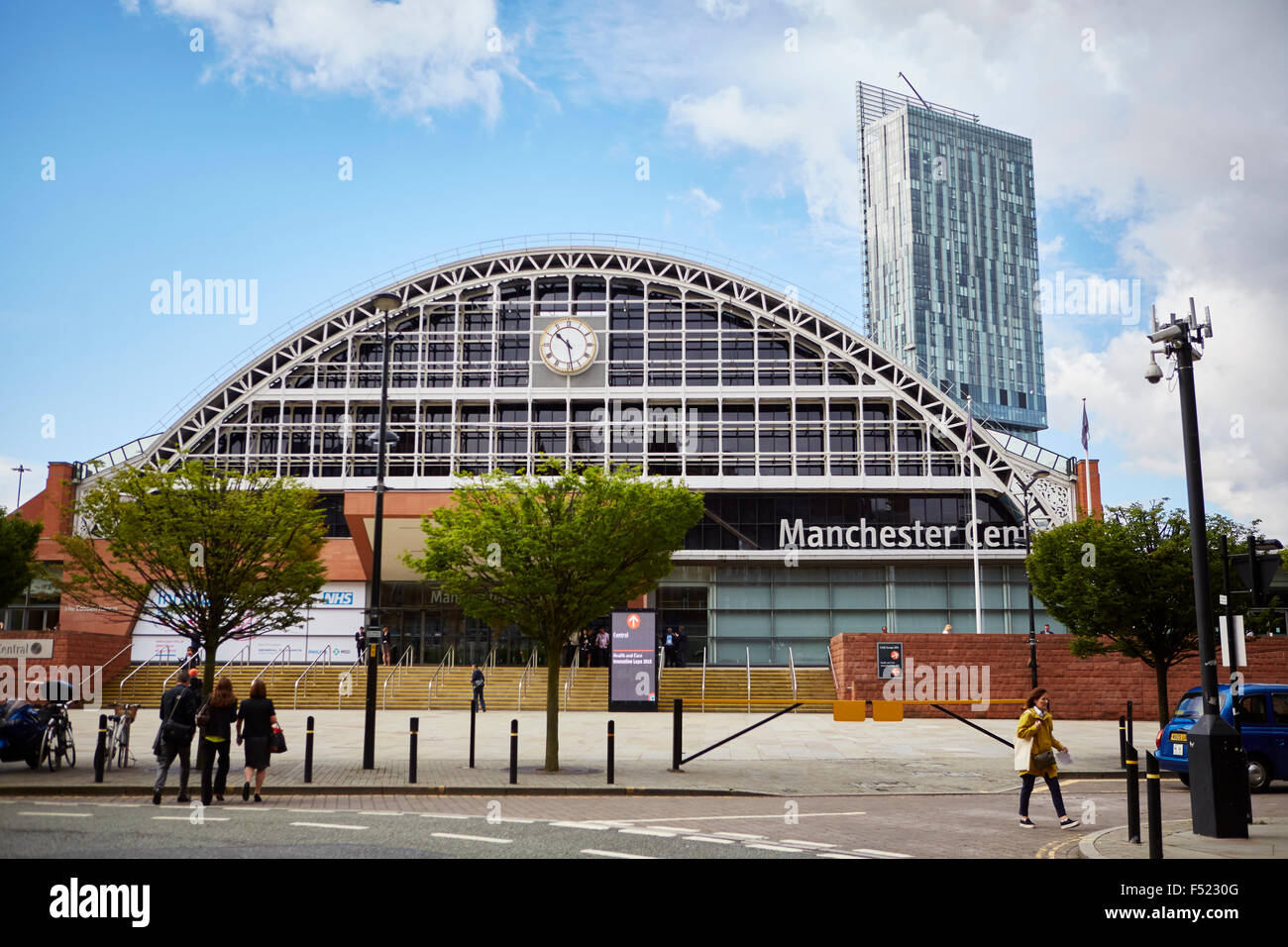 Manchester Central Convention Complex ex stazione ferroviaria una volta chiamato G-Mex ex in disuso una volta usato come vecchi e convertiti refurb Foto Stock