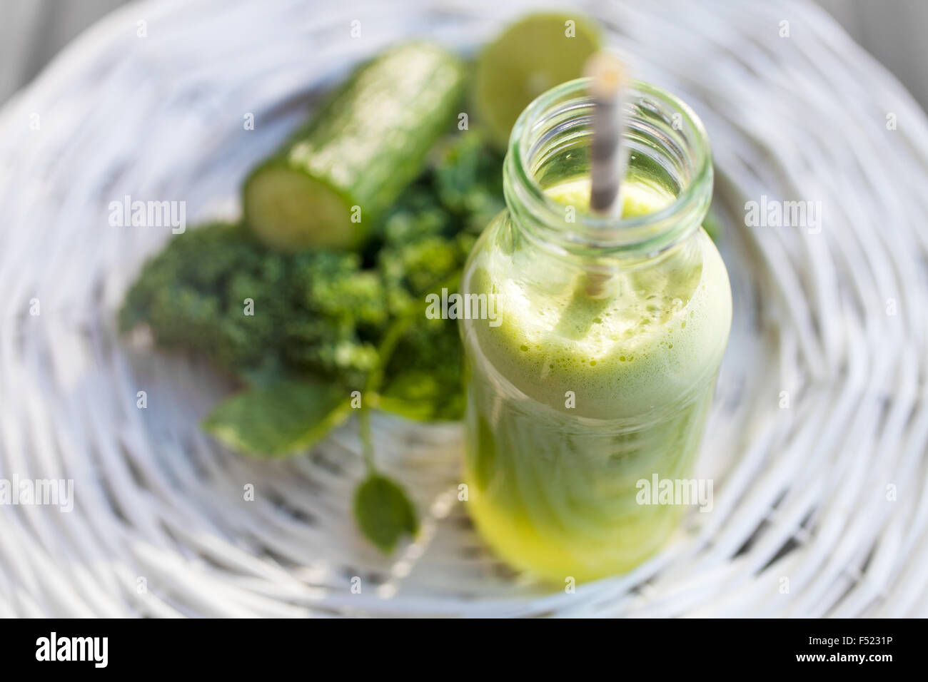 Il succo prodotto in casa da frutta e verdure fresche Foto Stock