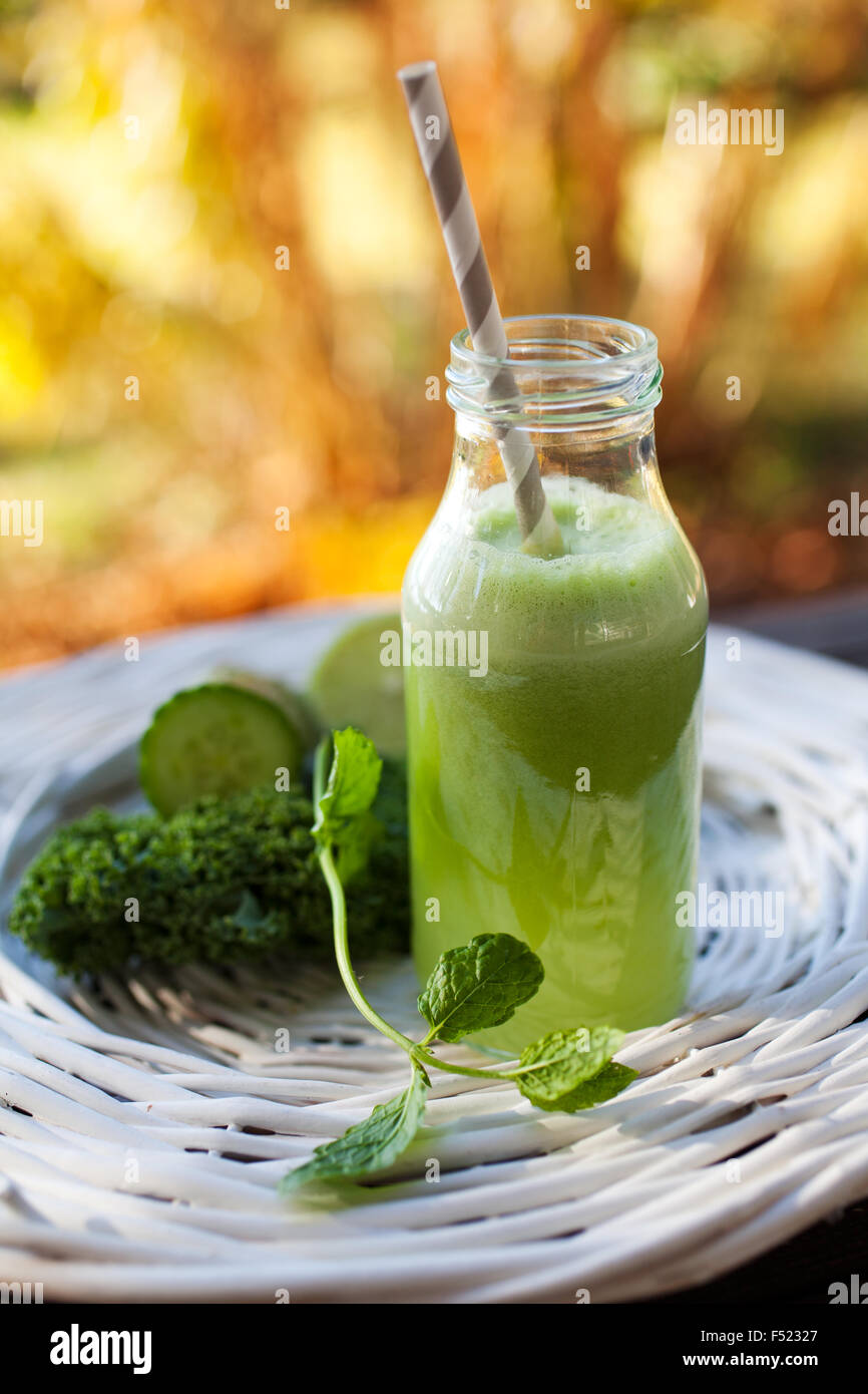Il succo prodotto in casa da frutta e verdure fresche Foto Stock