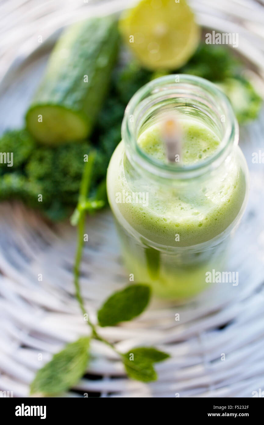 Il succo prodotto in casa da frutta e verdure fresche Foto Stock