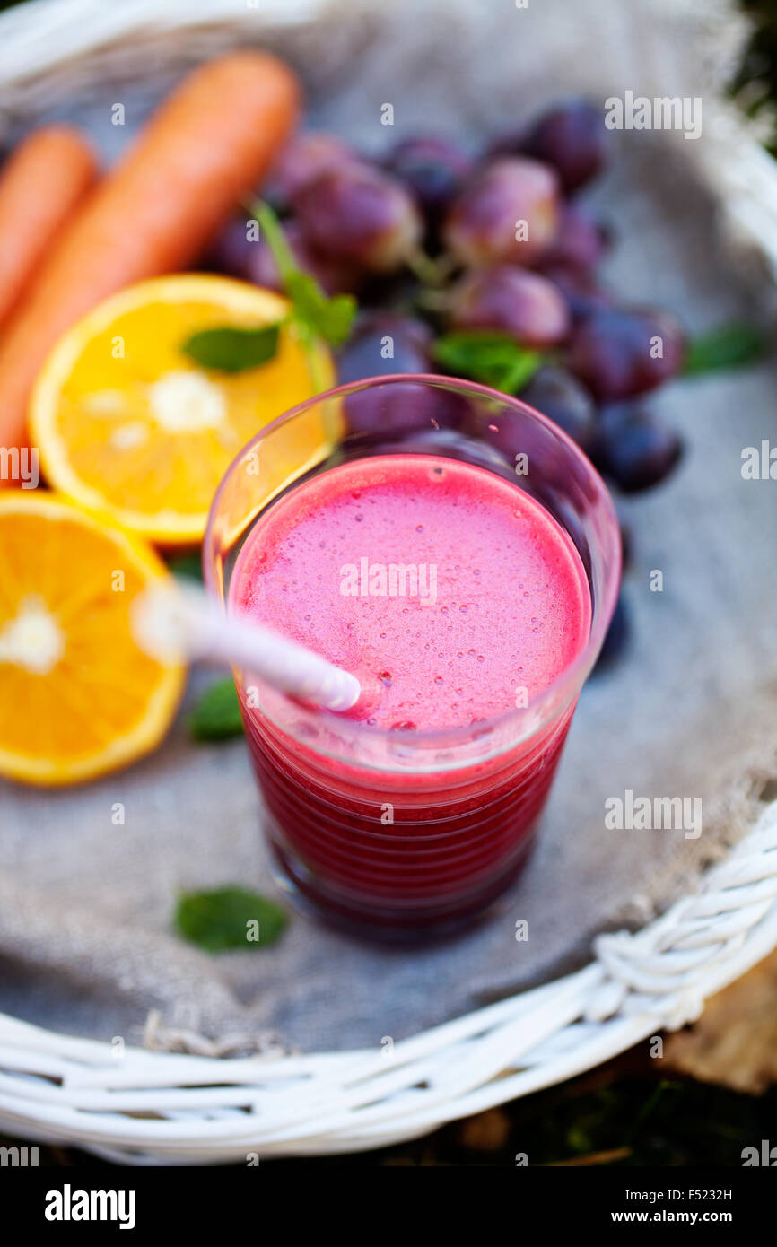 Il succo prodotto in casa da frutta e verdure fresche Foto Stock