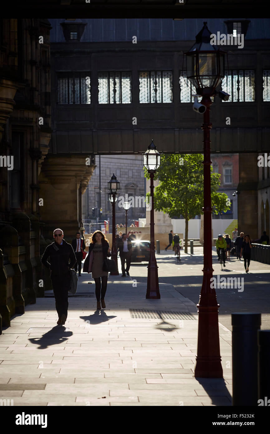 La passerella in corrispondenza del lato di manchester town hall sotto il sole in Manchester Town Hall è un Vittoriano, neo-gotico build comunale Foto Stock