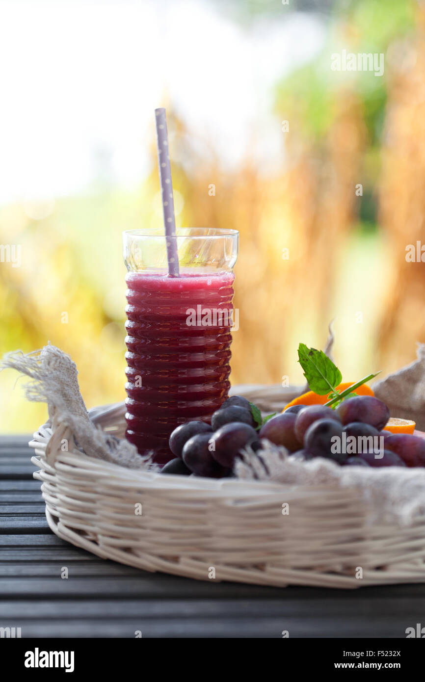 Il succo prodotto in casa da frutta e verdure fresche Foto Stock