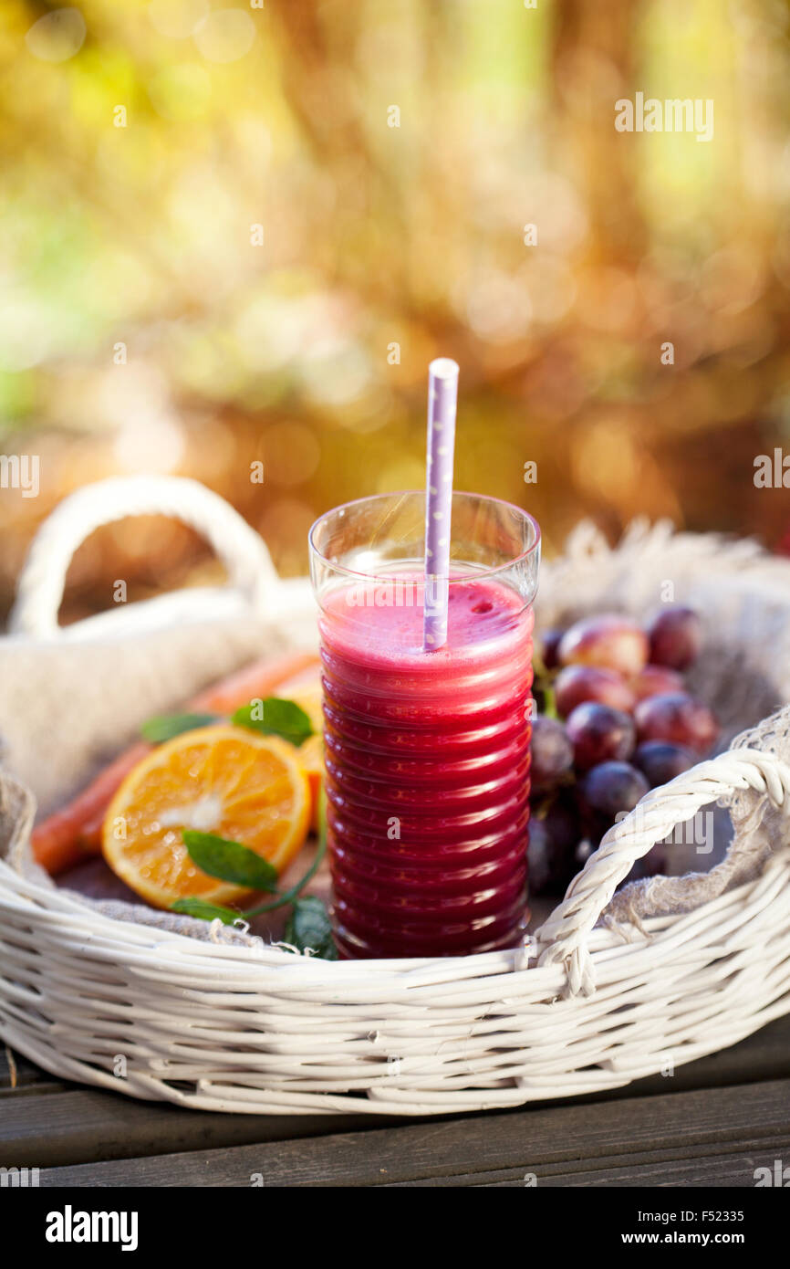 Il succo prodotto in casa da frutta e verdure fresche Foto Stock