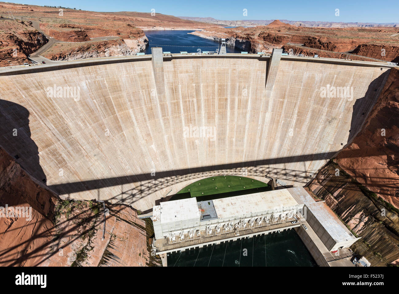 Glen Canyon Dam sul fiume Colorado vicino a pagina, Arizona. Foto Stock