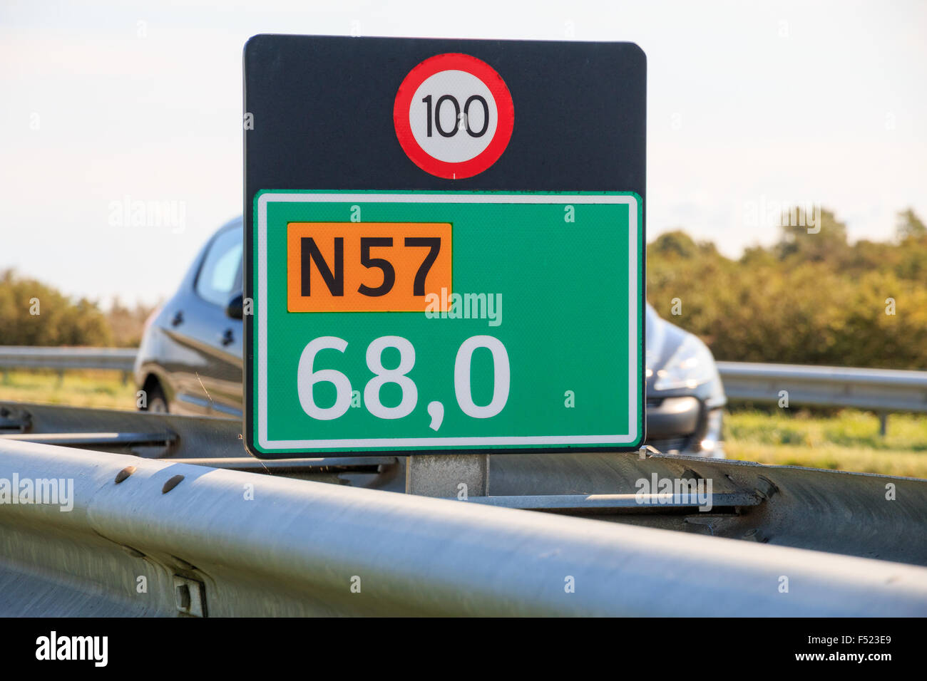 Chilometro marcatore sulla N57 di strada nella provincia di Zelanda, Paesi Bassi Foto Stock