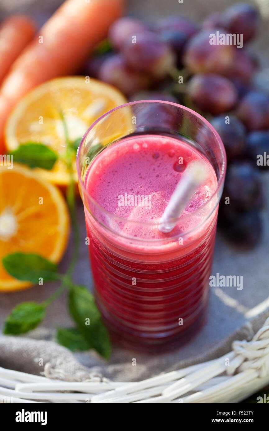 Il succo prodotto in casa da frutta e verdure fresche Foto Stock