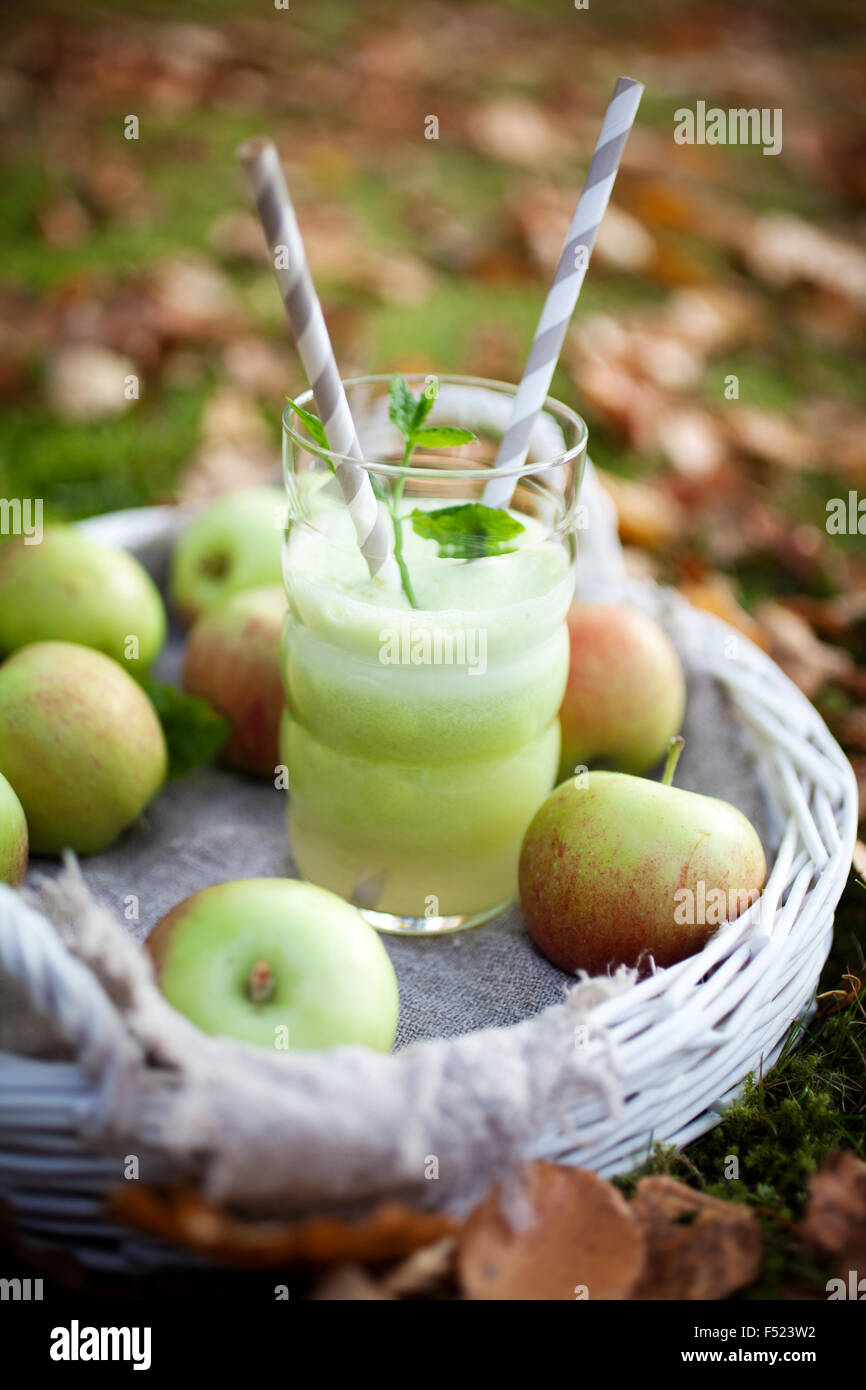 In casa succo verde realizzato da mele fresche Foto Stock