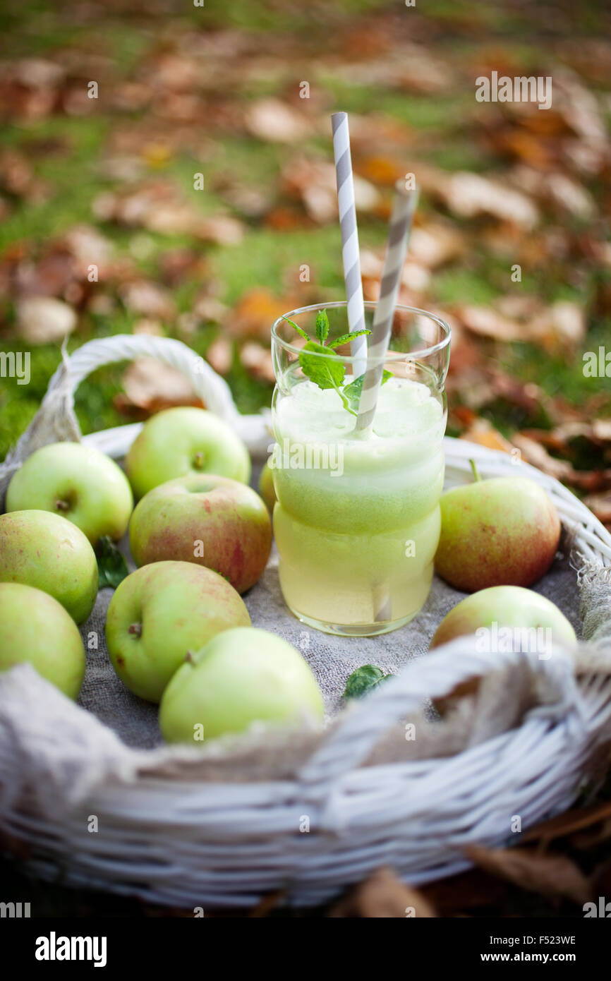 In casa succo verde realizzato da mele fresche Foto Stock