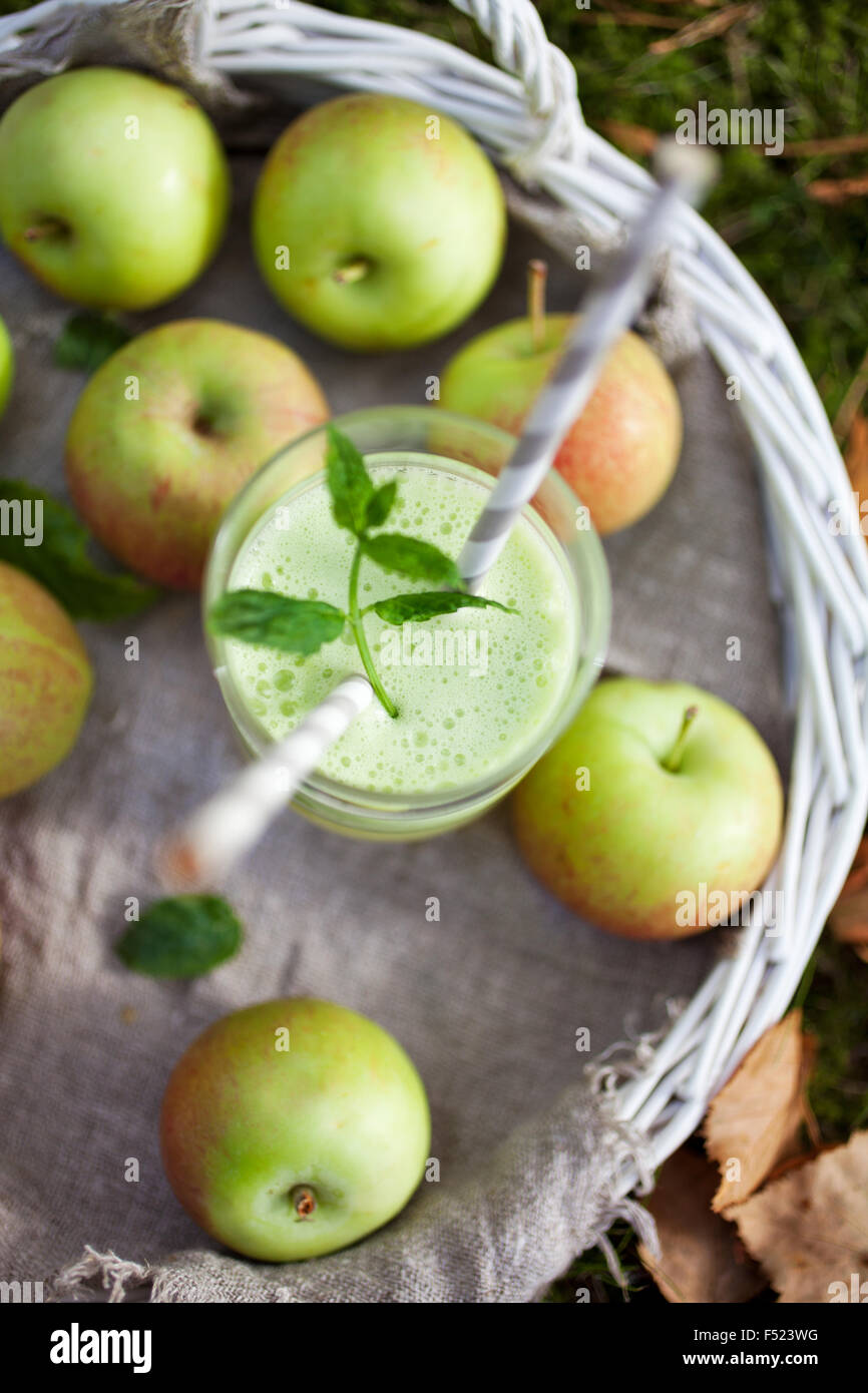 In casa succo verde realizzato da mele fresche Foto Stock