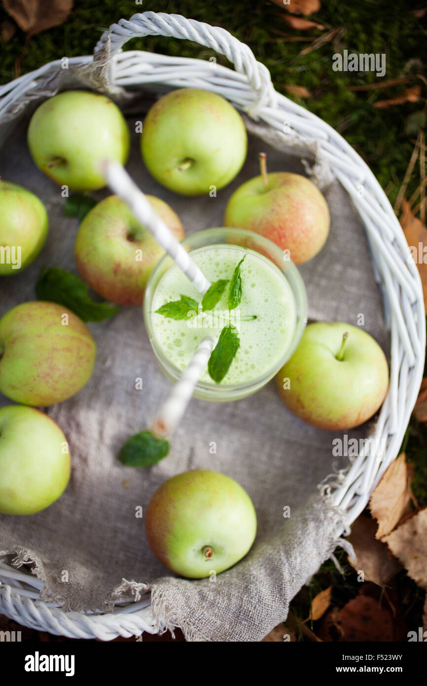In casa succo verde realizzato da mele fresche Foto Stock