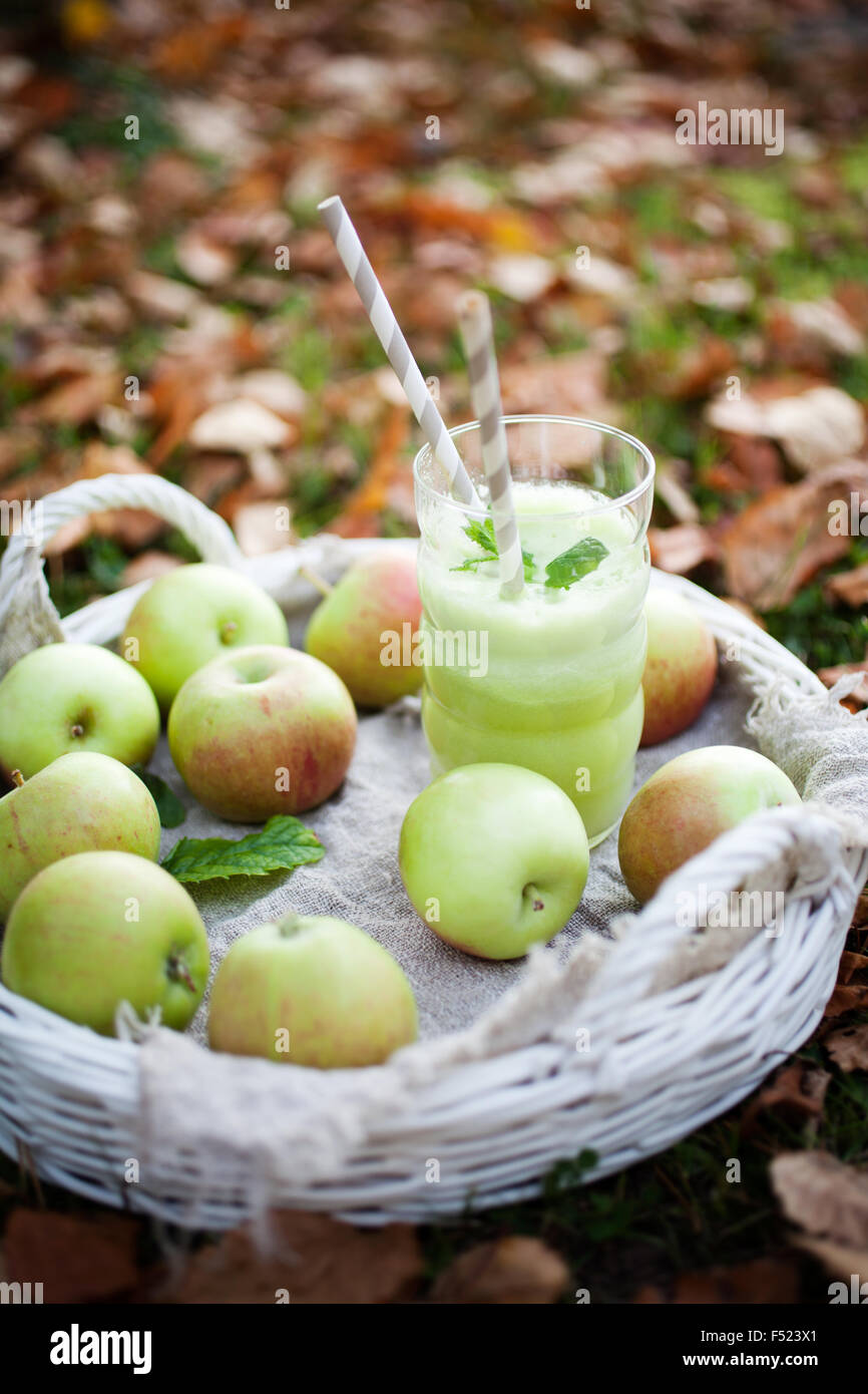 In casa succo verde realizzato da mele fresche Foto Stock