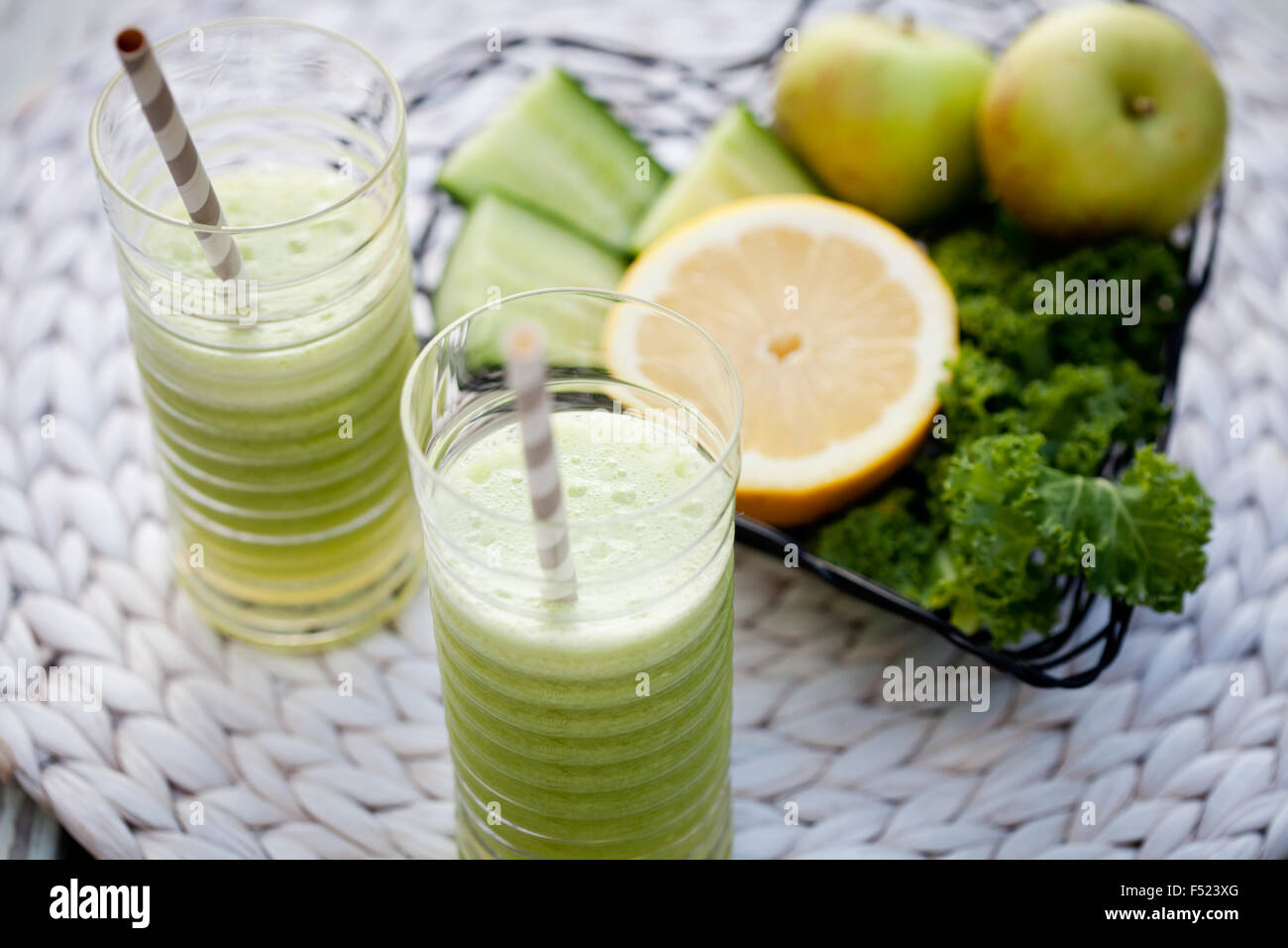 In casa verde succo fatto di frutta e verdure fresche Foto Stock