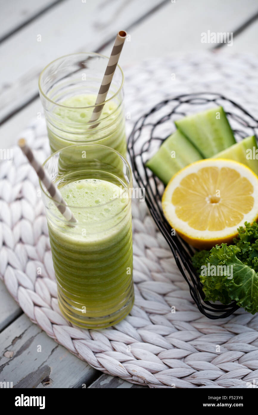 In casa verde succo fatto di frutta e verdure fresche Foto Stock