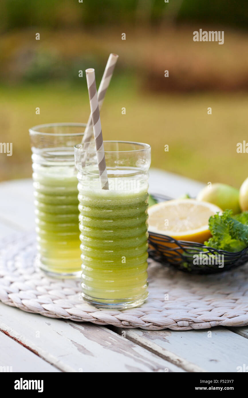In casa verde succo fatto di frutta e verdure fresche Foto Stock