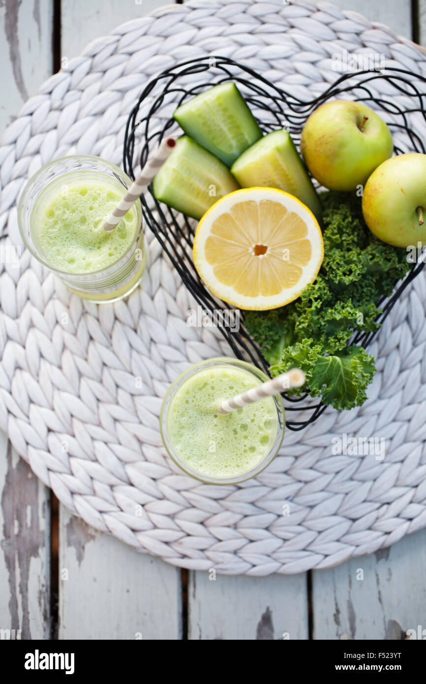 In casa verde succo fatto di frutta e verdure fresche Foto Stock