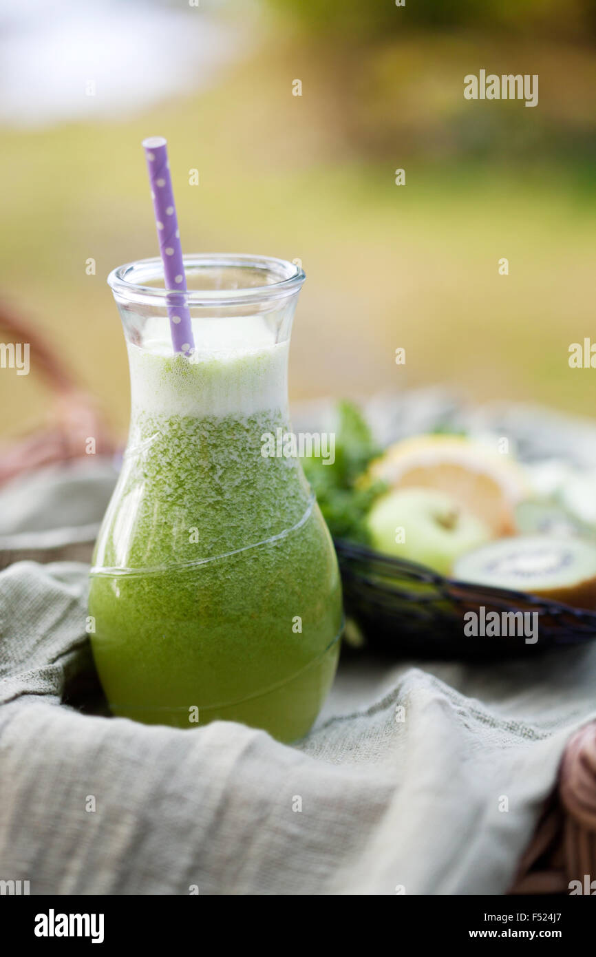 In casa verde succo fatto di frutta e verdure fresche Foto Stock