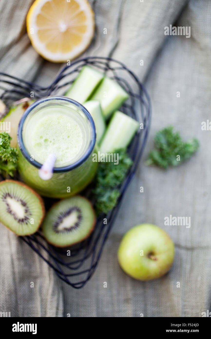 In casa verde succo fatto di frutta e verdure fresche Foto Stock