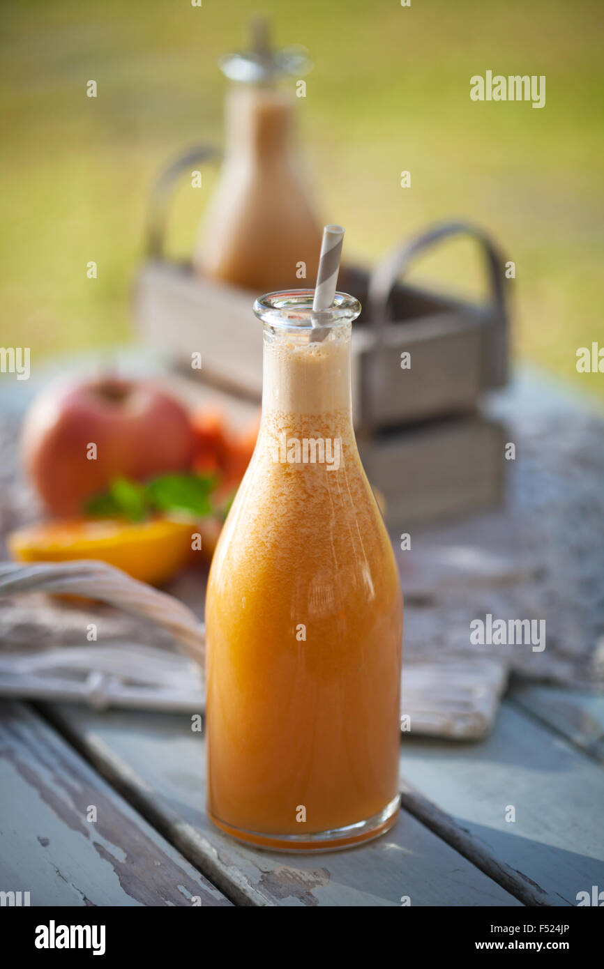 Il succo prodotto in casa da frutta e verdure fresche Foto Stock