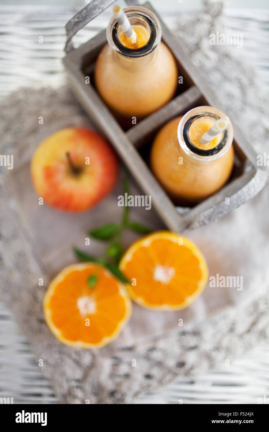 Il succo prodotto in casa da frutta e verdure fresche Foto Stock