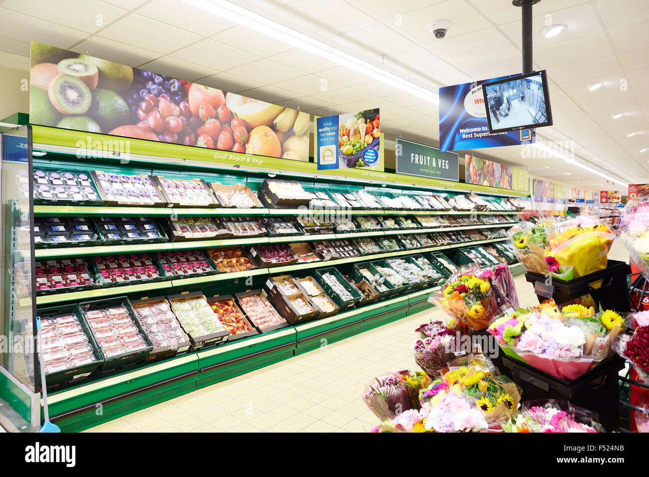 Liverpool Aldi in Oriente Prescot grand re-l'apertura. Interno del rack negozio frutta verdura fiori freschi Grea REGNO UNITO Foto Stock