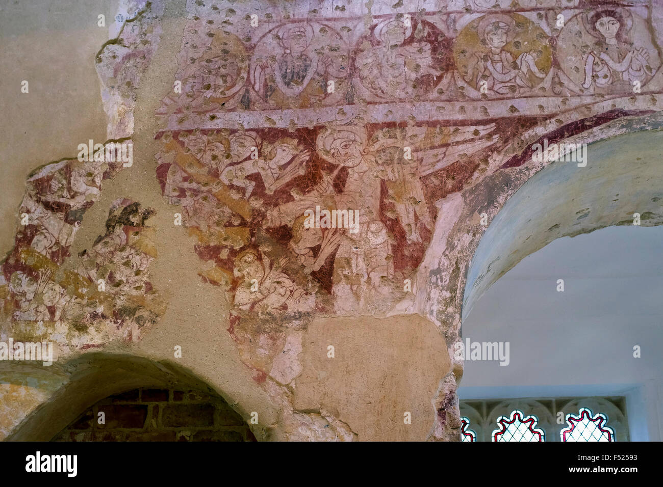 Xi secolo muro romanico dipinti a Santa Maria la Chiesa Parrocchiale, Houghton sulla collina, Norfolk, Regno Unito Foto Stock