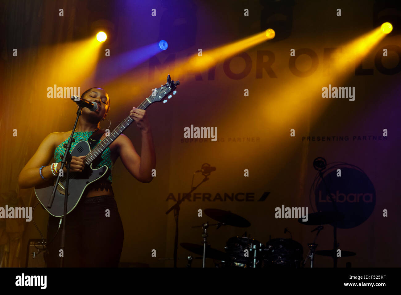 Kemi Aneke ad esibirsi sul palco in Africa sulla piazza, Trafalgar Square, 2015. Foto Stock