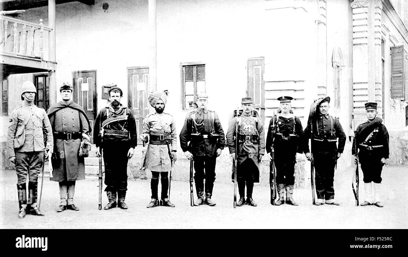 BOXER REBELLION 1899-1901 soldati provenienti da otto nazione alliance pongono nel 1900. Da sinistra: Regno Unito, USA, Australia, India,Germania,Francia, Austro-Hungary, Italia, Giappone Foto Stock