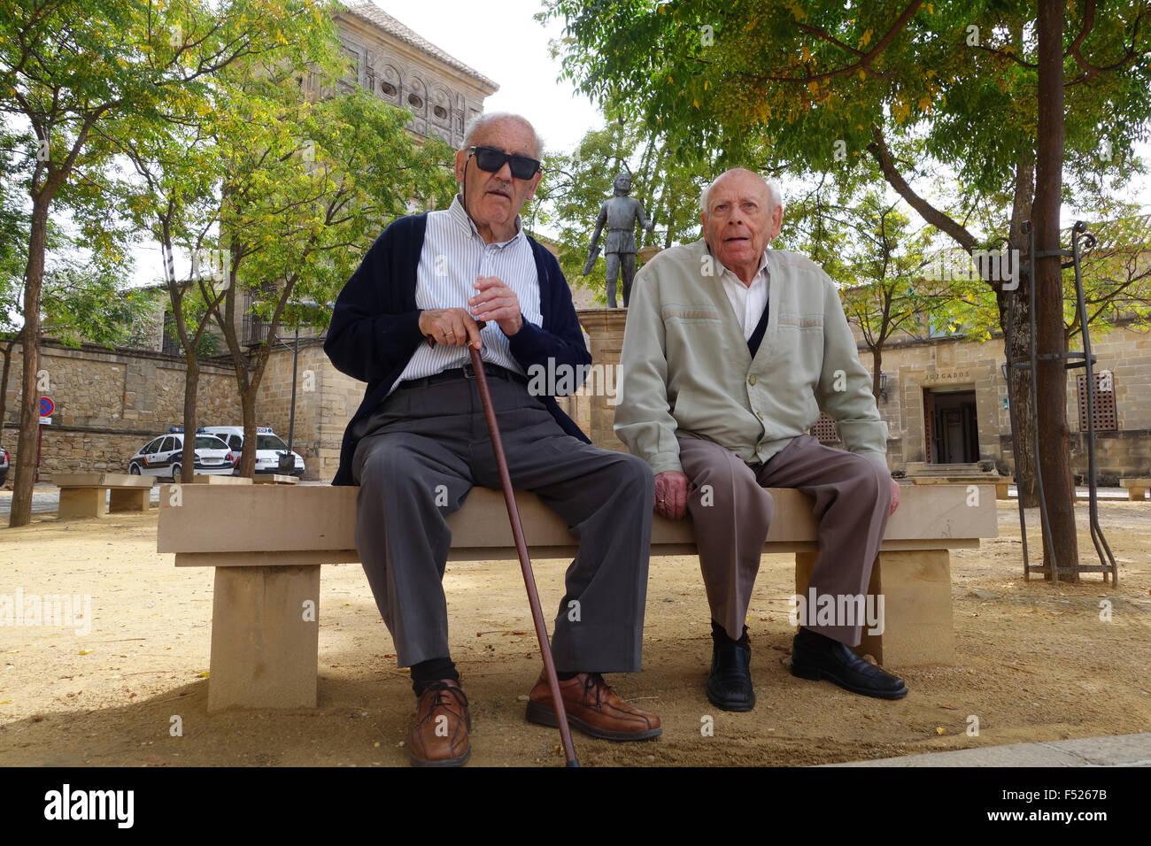 Due anziani spagnolo uomini seduti a parlare in Ubeda, Spagna Foto Stock