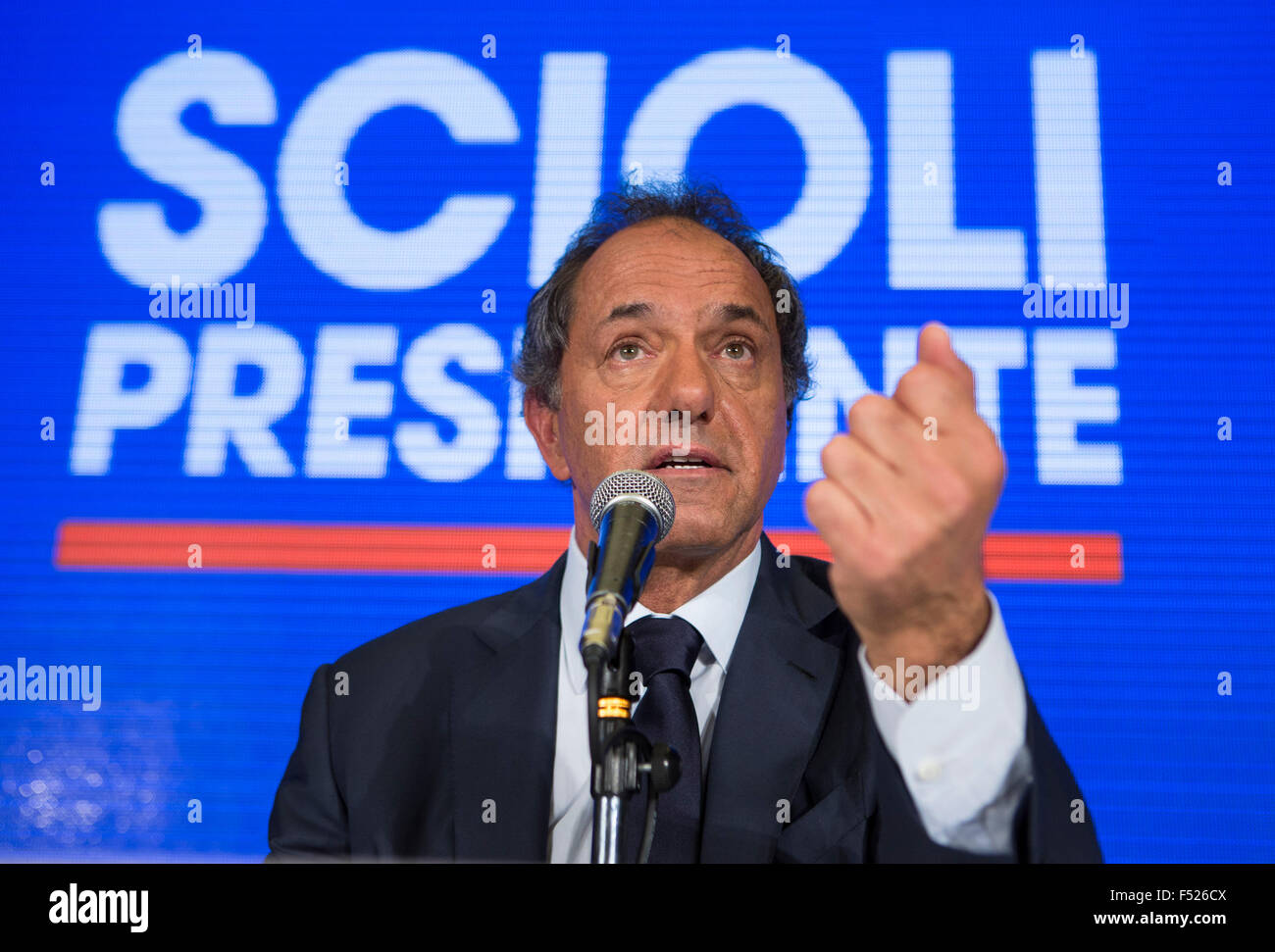 Buenos Aires, Argentina. 26 ott 2015. Argentina del partito di fronte la vittoria del candidato presidenziale Daniel Scioli prende parte a una conferenza stampa a Buenos Aires, Argentina, il 26 ottobre, 2015. Argentina i due principali candidati presidenziali inserito il secondo turno delle elezioni presidenziali sul tardi Domenica, 73.84 condivisione per cento dei voti contati. Conservatore del candidato dell opposizione Mauricio Macri aveva un leggero vantaggio su pregiudiziale vittoria candidato anteriore Daniel Scioli, con il 35.79% dei voti rispetto a 35.11%, rispettivamente. Credito: Martin Zabala/Xinhua/Alamy Live News Foto Stock