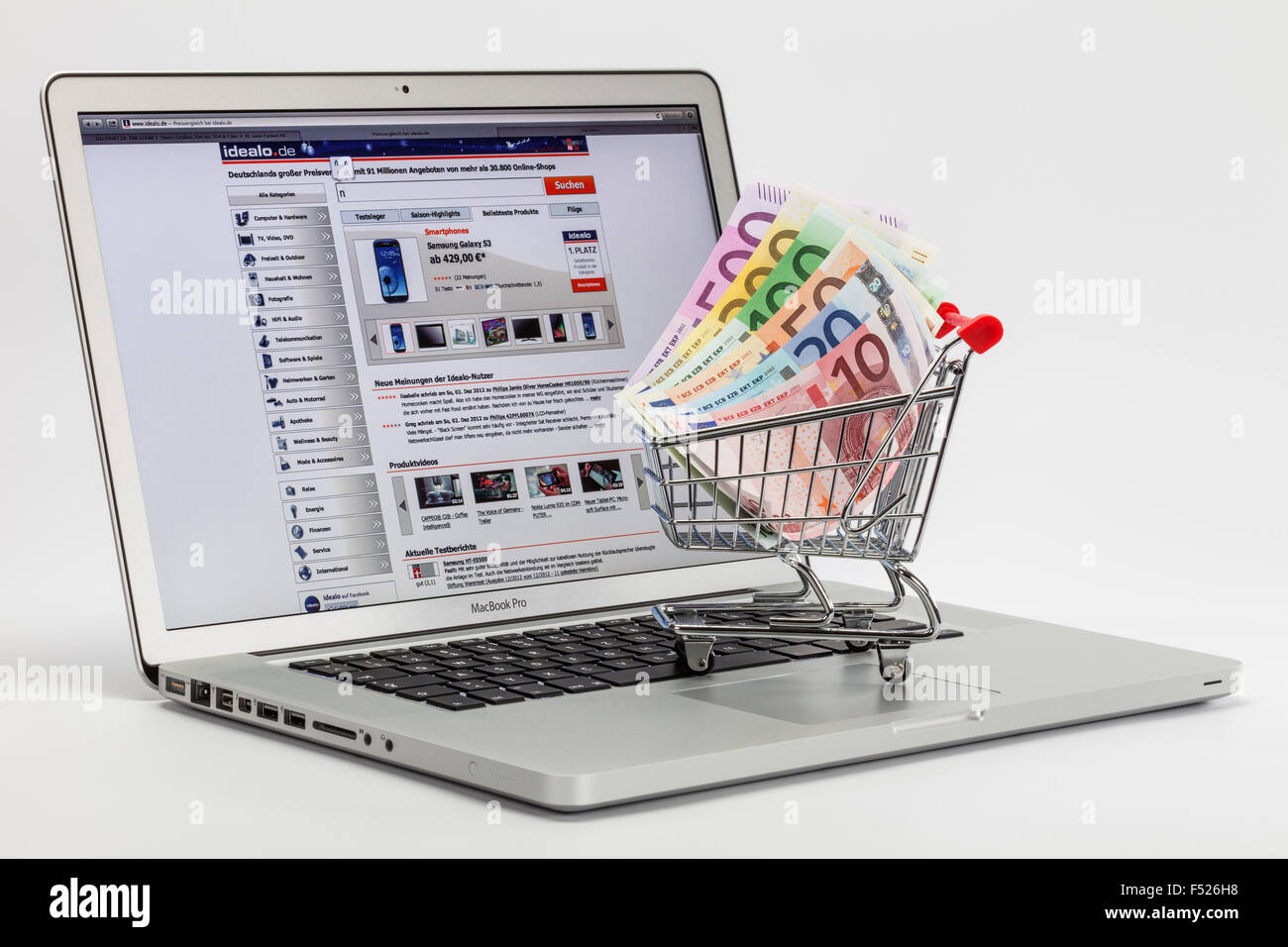 Apple MacBook Pro, aprire, visualizzare, sito web, 'idealo.de', carrello, euro bills, immagine simbolica, shopping on-line, Foto Stock